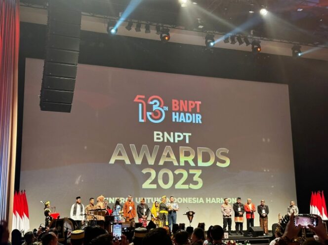 
					Gubernur Sulawesi Tengah Menerima Penghargaan BNPT Awards 2023