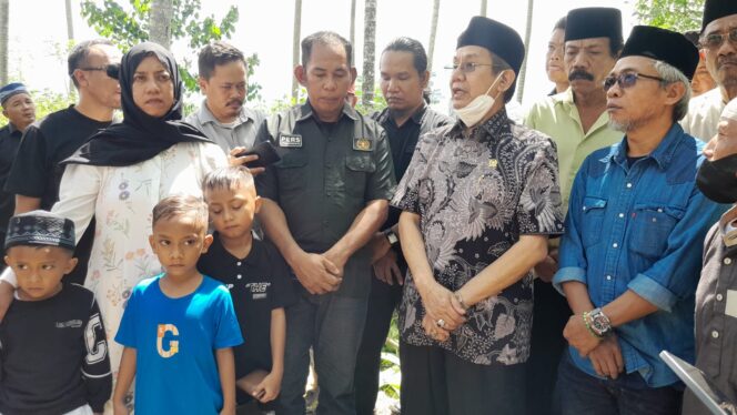 
					Anggota Komisi II DPR RI Longki Djanggola Hadiri Pemakaman Jurnalis Situr Wijaya Di Bangga