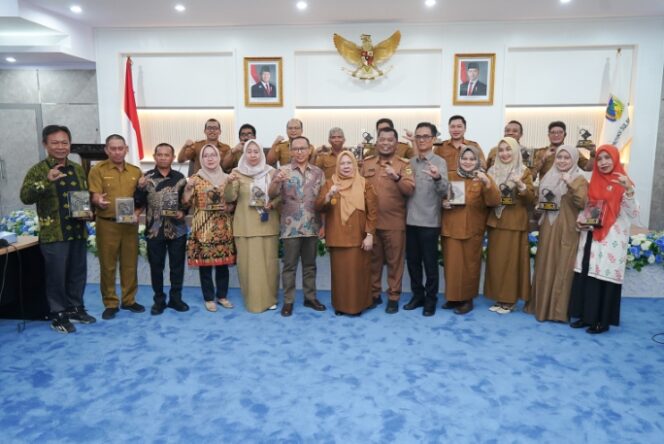
					Pemprov Sulteng Anugerahkan Keterbukaan Informasi Publik 2025, Wagub Tekankan Transparansi sebagai Fondasi Pelayanan